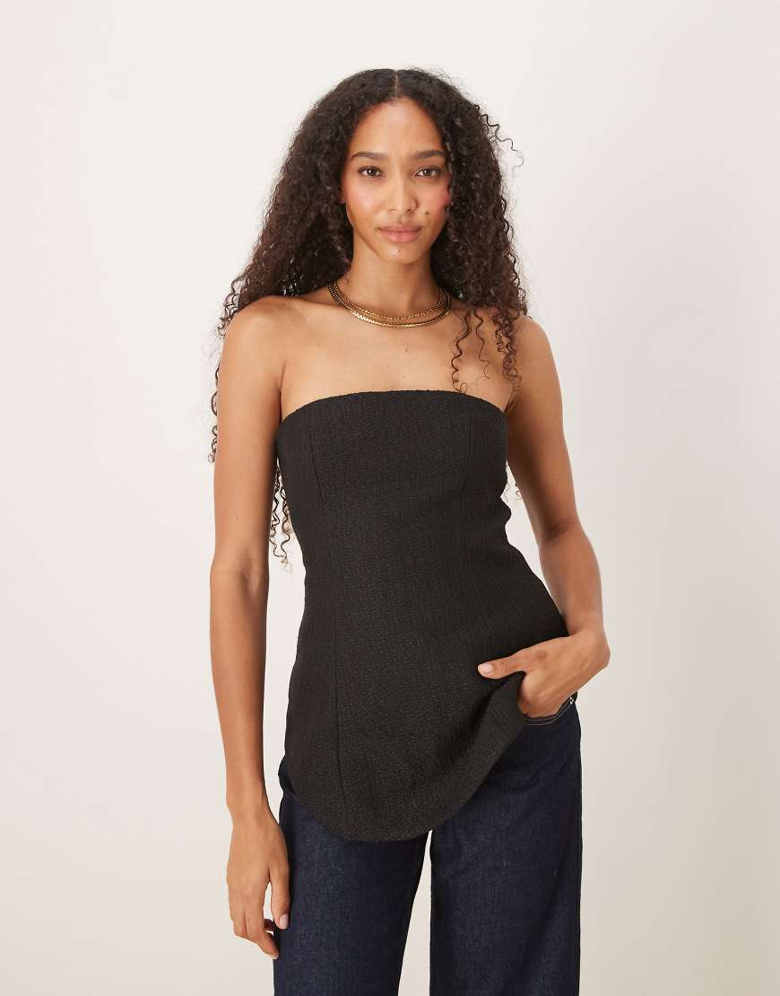 ASOS DESIGN - Elegantes, trägerloses Oberteil aus Bouclé in Schwarz mit abgerundetem Saum und Schößchen, Kombiteil von ASOS DESIGN