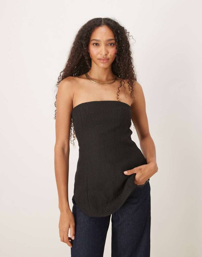 ASOS DESIGN - Elegantes, trägerloses Oberteil aus Bouclé in Schwarz mit abgerundetem Saum und Schößchen, Kombiteil von ASOS DESIGN