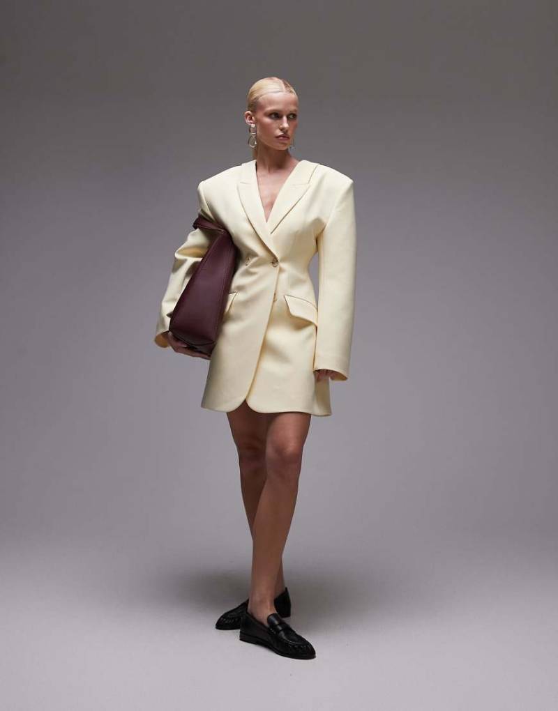 ASOS DESIGN - Formendes Blazer-Kleid in Buttermilchgelb von ASOS DESIGN