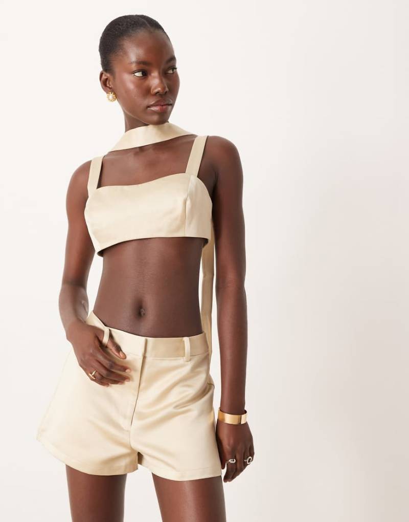 ASOS DESIGN - Elegantes Cropped-Oberteil aus Satin in Austernweiß mit Schaldetail, Kombiteil-Goldfarben von ASOS DESIGN