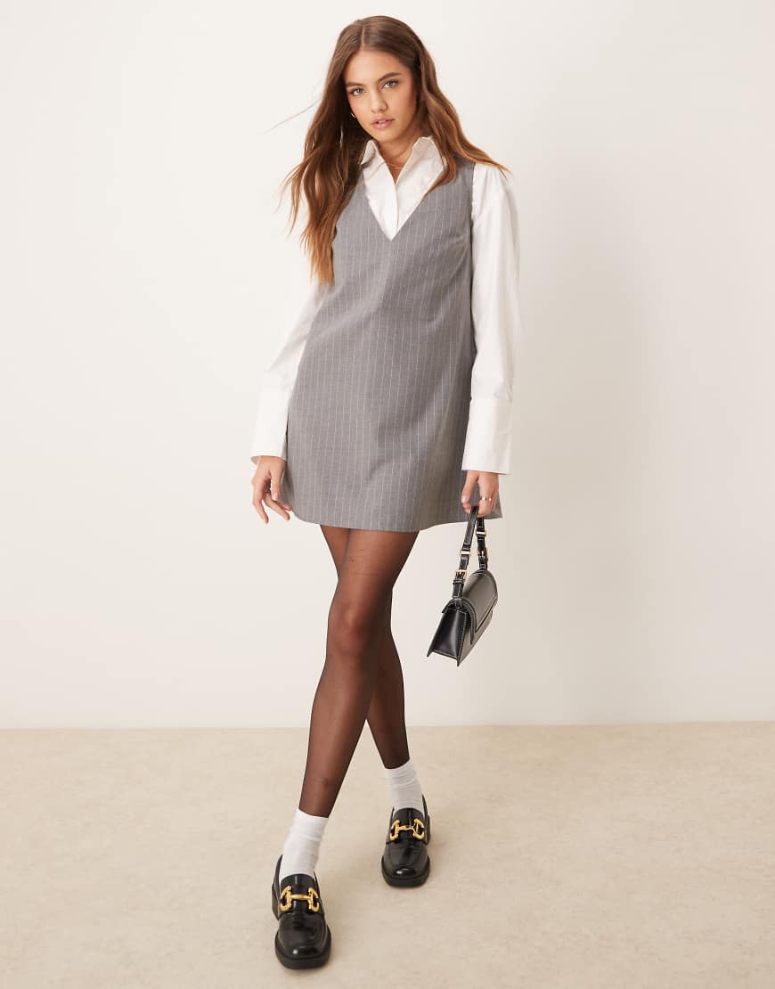 ASOS DESIGN - Elegantes Etuikleid in Grau mit Nadelstreifen und tiefem V-Ausschnitt ASOS DESIGN - Elegantes Etuikleid in Grau mit Nadelstreifen und tiefem V-Ausschnitt von ASOS DESIGN