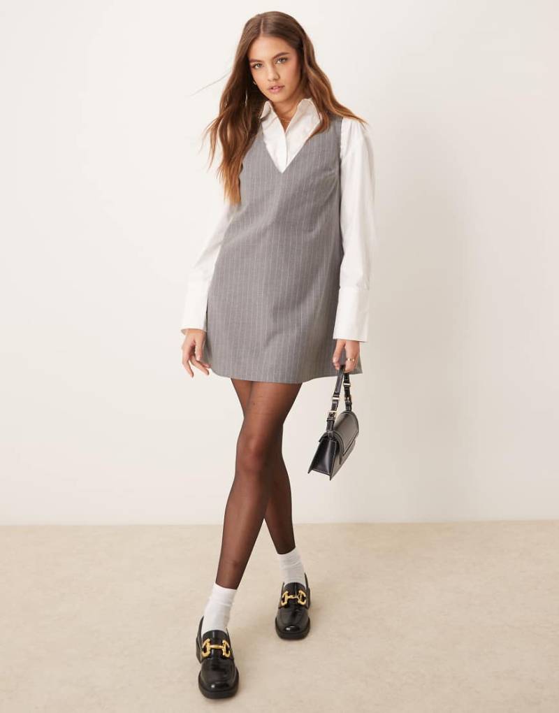 ASOS DESIGN - Elegantes Etuikleid in Grau mit Nadelstreifen und tiefem V-Ausschnitt von ASOS DESIGN