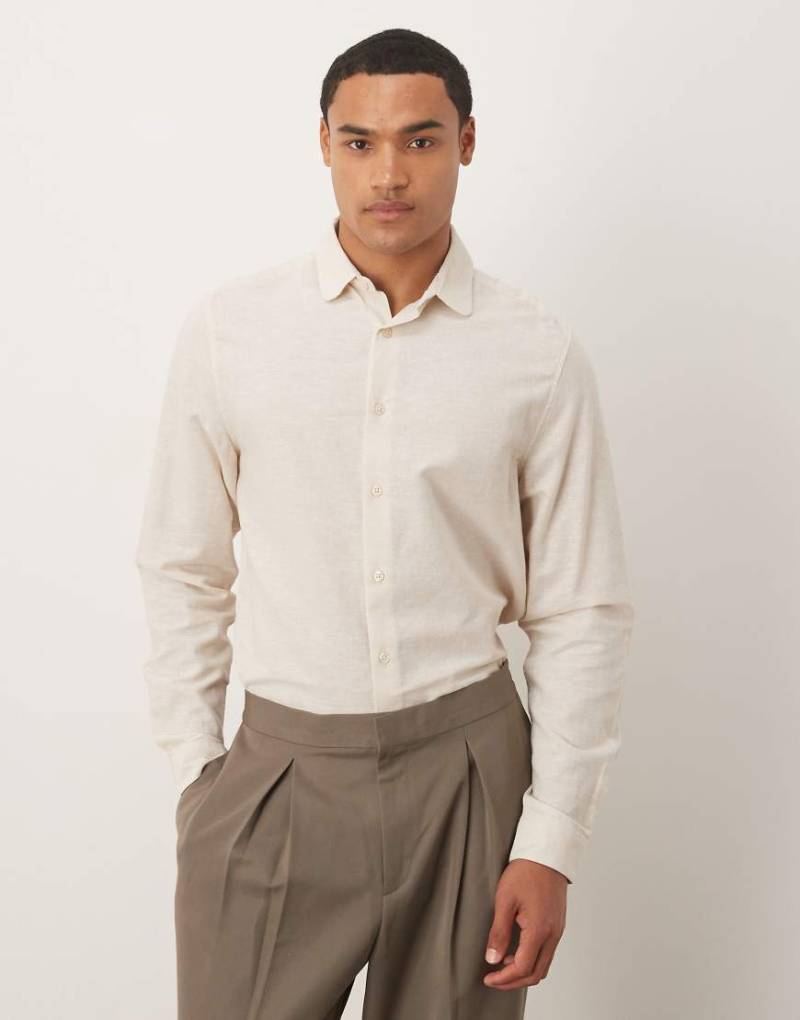 ASOS DESIGN - Elegantes Regular Fit Hemd aus Leinenmix in Ecru mit Bubikragen-Neutral von ASOS DESIGN