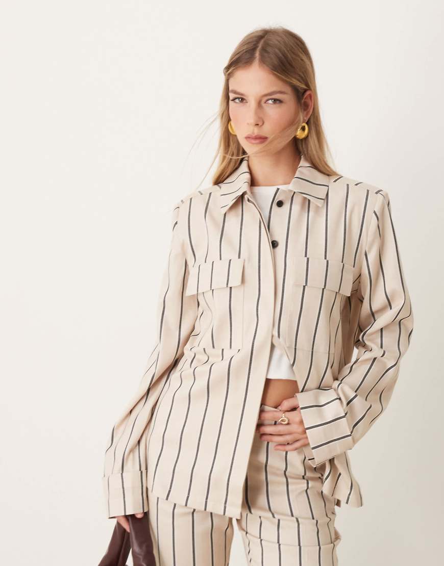 ASOS DESIGN - Elegante Hemdbluse in gestreiftem Steinbeige, Kombiteil-Neutral von ASOS DESIGN