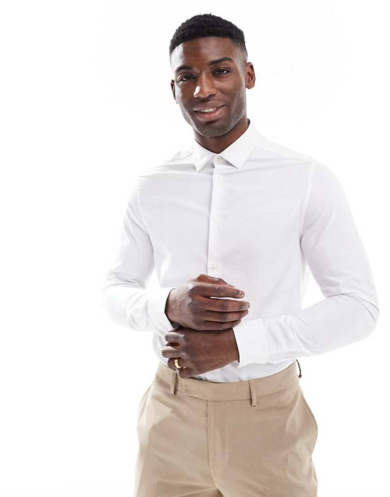 ASOS DESIGN - Elegantes Hemd in Weiß mit Struktur und normaler Passform von ASOS DESIGN