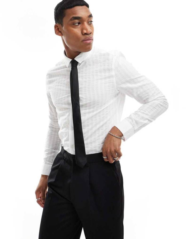 ASOS DESIGN - Elegantes Hemd in Weiß mit strukturierten Streifen und normalem Schnitt von ASOS DESIGN