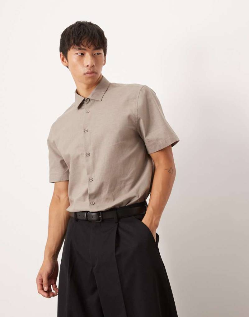 ASOS DESIGN - Elegantes Hemd aus Leinenmix in Braun mit regulärem Schnitt von ASOS DESIGN