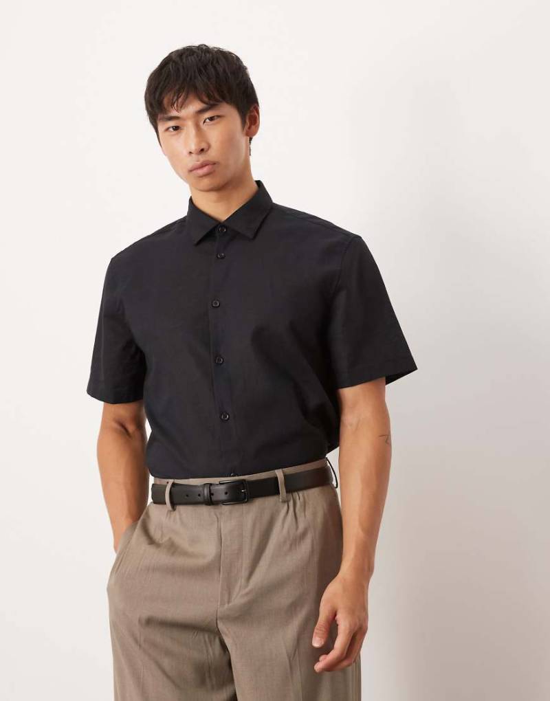 ASOS DESIGN - Elegantes Regular Fit Hemd aus Leinenmix in Schwarz von ASOS DESIGN