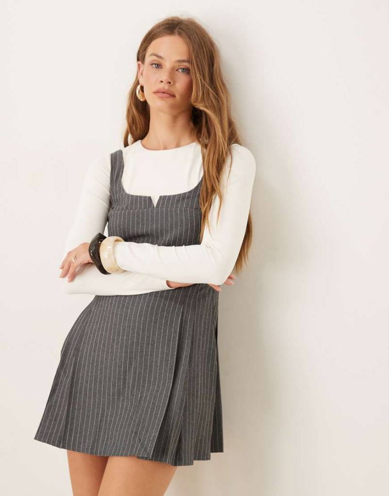 ASOS DESIGN - Elegantes Minikleid in Grau mit Nadelstreifen und Faltenrock von ASOS DESIGN