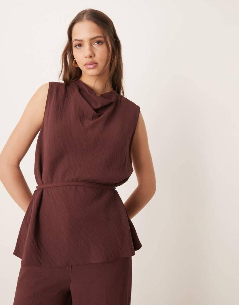 ASOS DESIGN - Elegantes Oberteil in Schokobraun mit drapiertem Design und schmalem Gürtel, Kombiteil von ASOS DESIGN