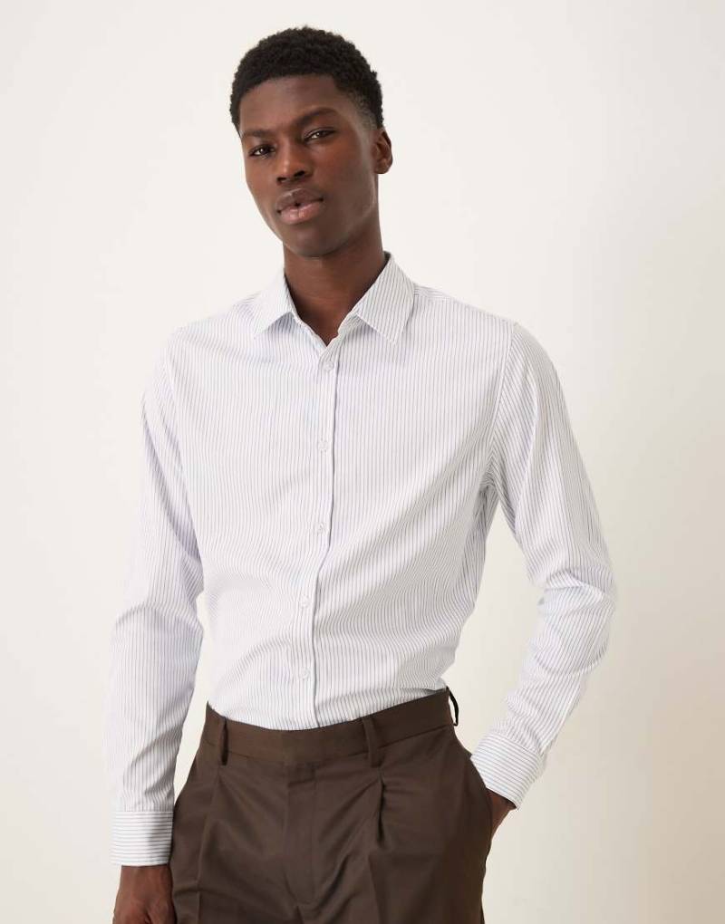ASOS DESIGN - Elegantes Slim-Fit-Hemd in Blau mit Nadelstreifen von ASOS DESIGN