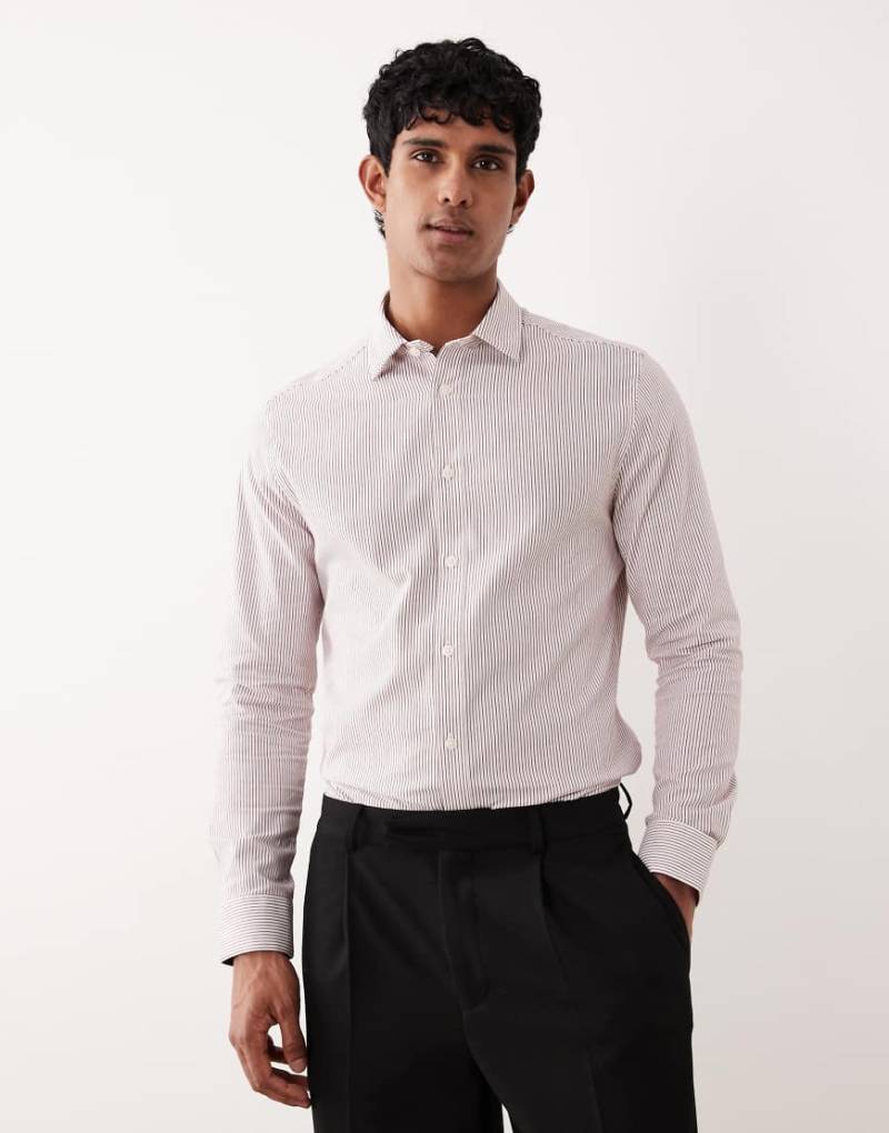 ASOS DESIGN - Elegantes Slim Fit Hemd in Burgunderrot gestreift von ASOS DESIGN