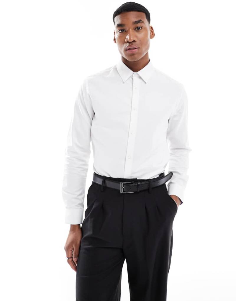 ASOS DESIGN - Elegantes Slim Fit Hemd in Weiß mit Fischgrätmuster von ASOS DESIGN