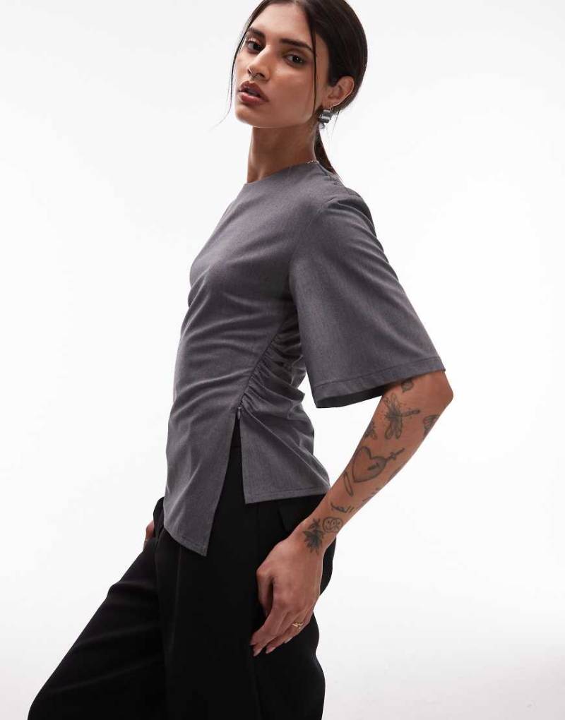 ASOS DESIGN - Elegantes T-Shirt in Anthrazit mit geraffter Taille-Grau von ASOS DESIGN