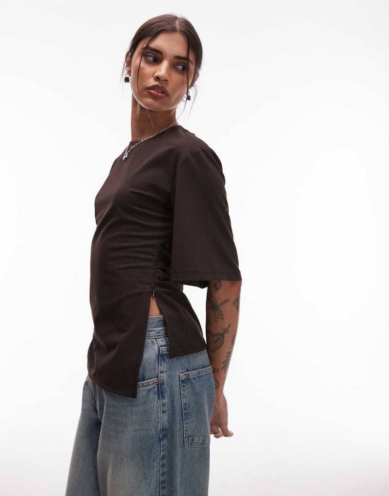 ASOS DESIGN - Elegantes T-Shirt in Mokkabraun mit geraffter Taille und Nadelstreifen-Bunt von ASOS DESIGN