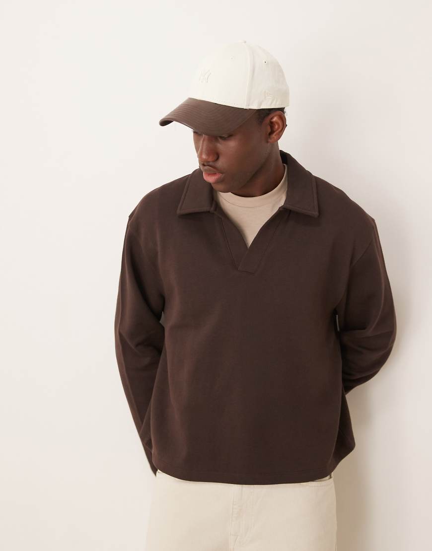 ASOS DESIGN - Elegantes kastiges Oversize-Sweatshirt in Braun mit Polokragen ASOS DESIGN - Elegantes kastiges Oversize-Sweatshirt in Braun mit Polokragen von ASOS DESIGN