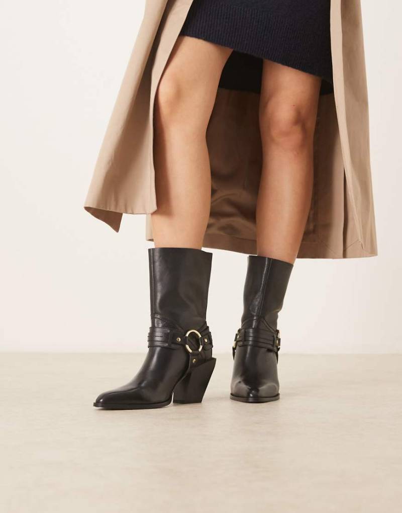 ASOS DESIGN - Elena - Ankle-Boots im Western-Design aus Leder in Schwarz mit Riemen-Auflage von ASOS DESIGN