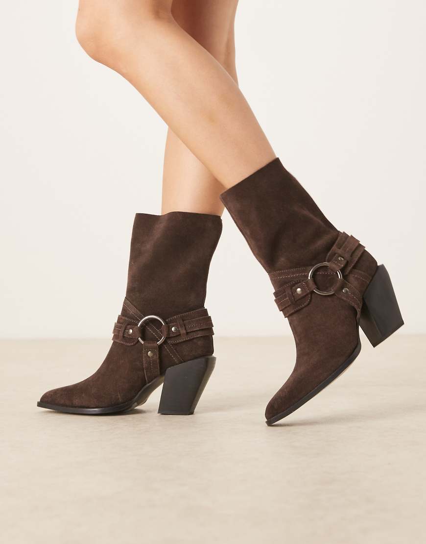 ASOS DESIGN - Elena - Ankle-Boots im Western-Design aus Wildleder in Schokobraun mit Riemen-Auflage-Brown von ASOS DESIGN
