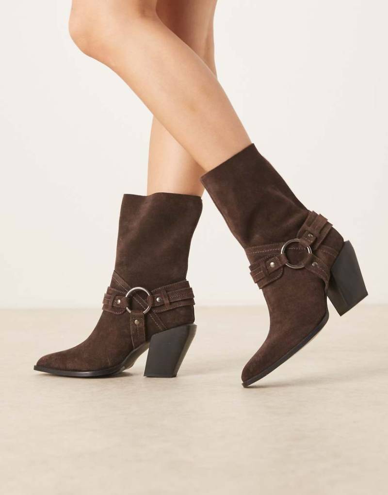 ASOS DESIGN - Elena - Ankle-Boots im Western-Design aus Wildleder in Schokobraun mit Riemen-Auflage-Brown von ASOS DESIGN