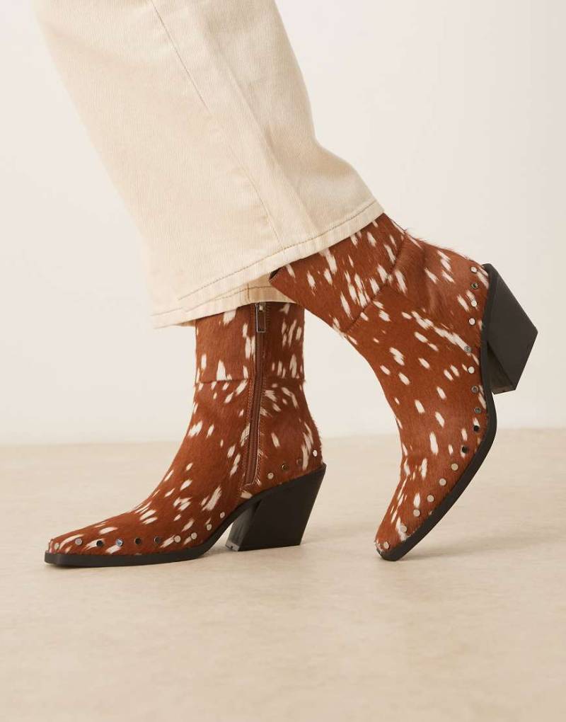 ASOS DESIGN - Elixir - Western-Ankle-Boots aus Leder in Ponyfell-Optik mit Rehfellmuster und Nietenbesatz-Bunt von ASOS DESIGN