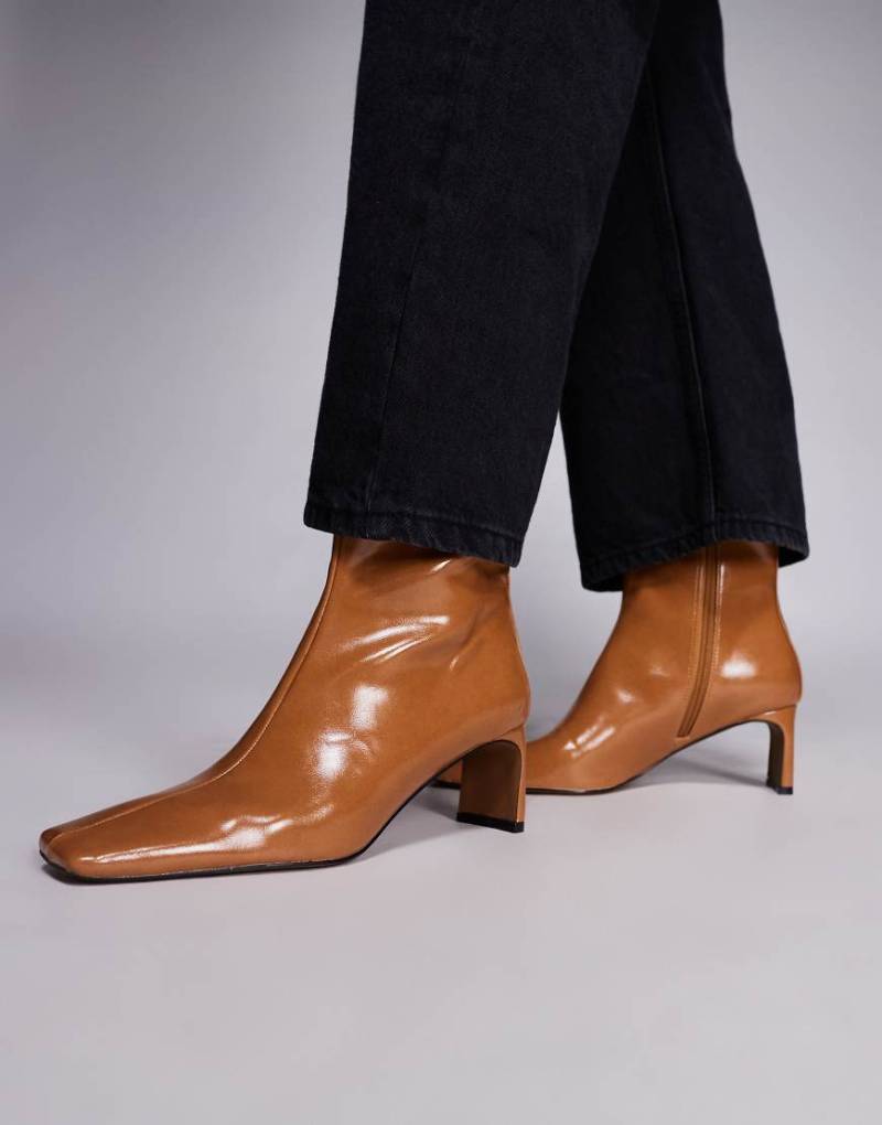 ASOS DESIGN - Eliza - Ankle Boots in Toffee mit zurückgesetztem Absatz-Brown von ASOS DESIGN