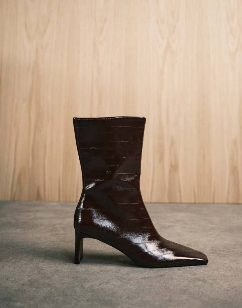 ASOS DESIGN - Eliza - Ankle Boots in der Farbe Burgundy Eel mit zurückgesetztem Absatz-Rot von ASOS DESIGN