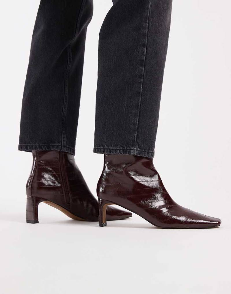 ASOS DESIGN - Eliza - Ankle Boots in der Farbe Burgundy Eel mit zurückgesetztem Absatz-Rot von ASOS DESIGN