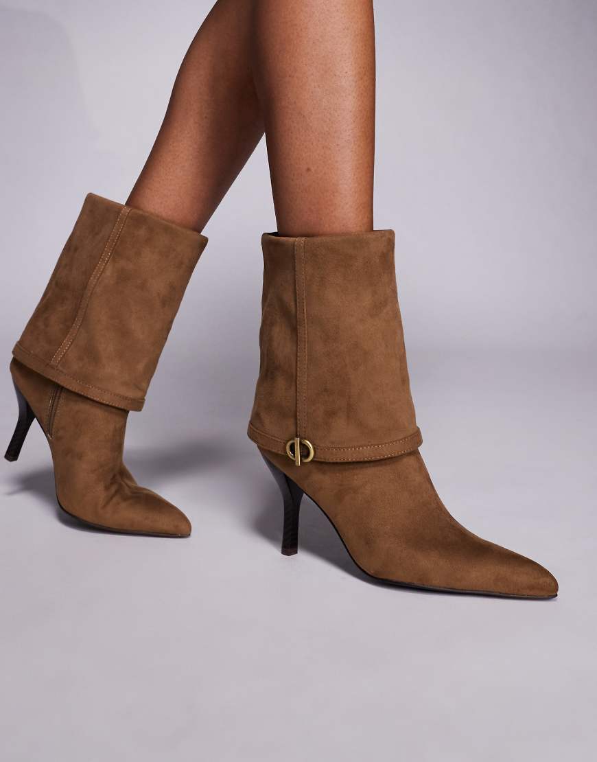 ASOS DESIGN - Ella - Weite Stiefeletten aus Wildlederimitat in Sand mit Absatz und Schnallenverzierung-Neutral von ASOS DESIGN