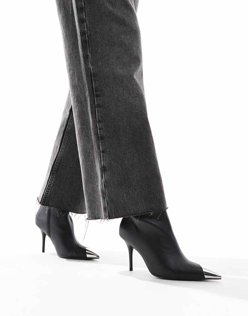 ASOS DESIGN - Ellis - Stiefel in schwarz lackiert mit hohem Absatz und Zehenkappe ASOS DESIGN - Ellis - Stiefel in schwarz lackiert mit hohem Absatz und Zehenkappe von ASOS DESIGN