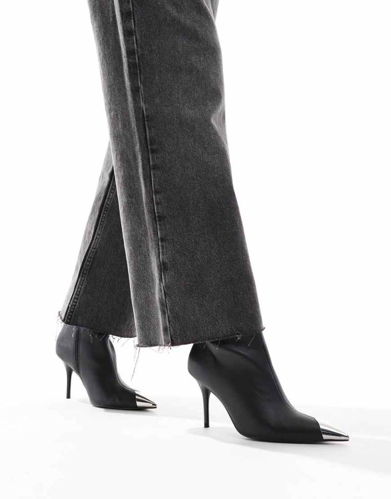 ASOS DESIGN - Ellis - Stiefel in schwarz lackiert mit hohem Absatz und Zehenkappe von ASOS DESIGN