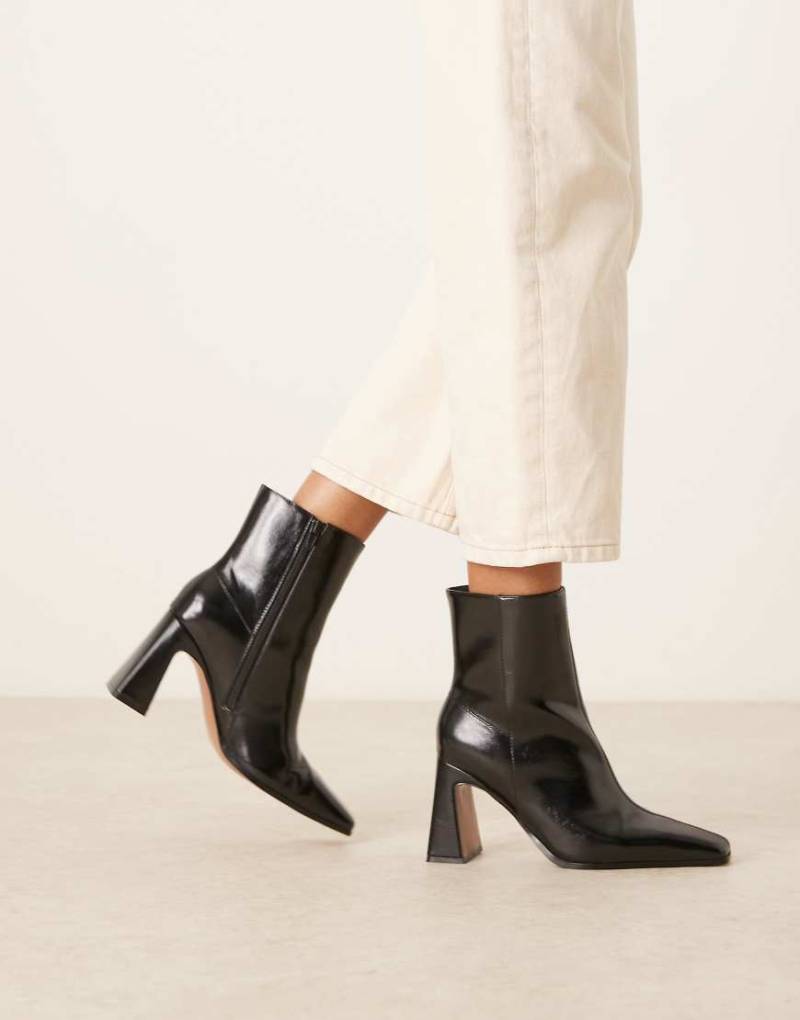 ASOS DESIGN - Elodie - Absatz-Stiefel in Schwarz mit kantiger Spitze von ASOS DESIGN