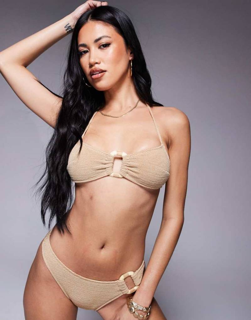 ASOS DESIGN - Eloise - Bikinioberteil in Beige mit Strukturmuster, U-Ausschnitt und Bast-Detail-Neutral von ASOS DESIGN