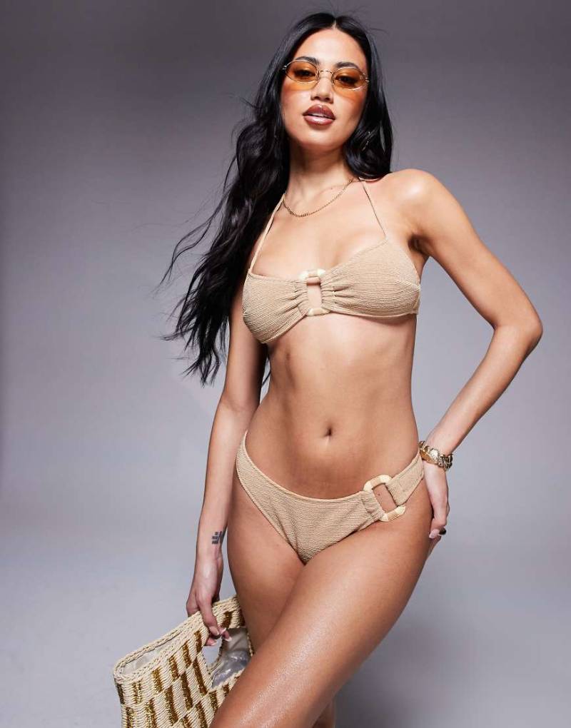 ASOS DESIGN - Eloise - Hipster-Bikinihose in Beige mit Strukturmuster, hohem Beinausschnitt und Bast-Detail-Neutral von ASOS DESIGN