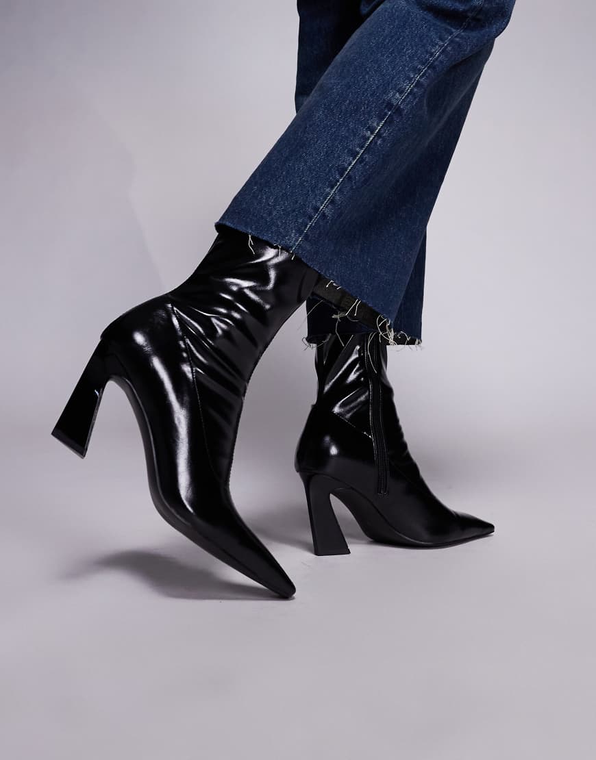 ASOS DESIGN - Ember - Ankle-Sock-Boots in Schwarz mit eckiger Spitze von ASOS DESIGN