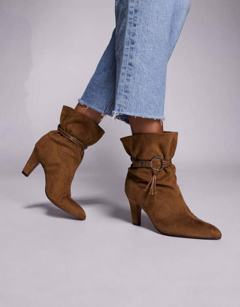 ASOS DESIGN - Emil - Ankle-Boots mit Absatz in Taupe aus Wildlederimitat mit Schaft im Paperbag-Stil-Neutral von ASOS DESIGN