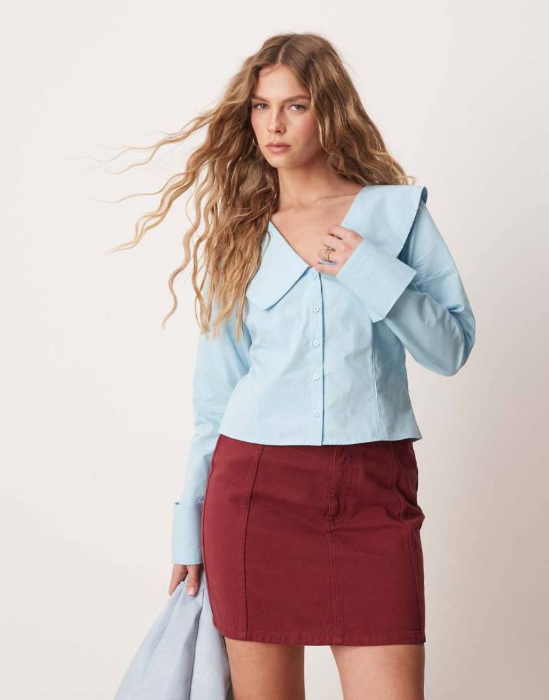 ASOS DESIGN - Eng anliegende Bluse aus Popeline in Blau mit Kragen im Oversize-Schnitt ASOS DESIGN - Eng anliegende Bluse aus Popeline in Blau mit Kragen im Oversize-Schnitt von ASOS DESIGN