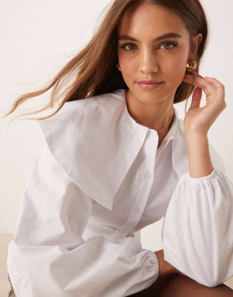 ASOS DESIGN - Eng anliegende Bluse aus Popeline in Schwarz mit Kragen im Oversize-Schnitt-Weiß von ASOS DESIGN