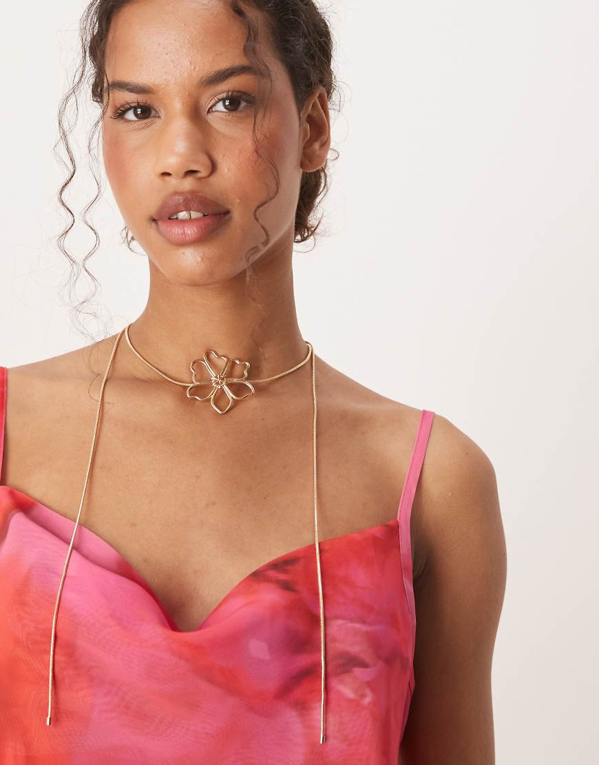 ASOS DESIGN - Eng anliegende Halskette in Goldoptik mit Blumendetail-Goldfarben von ASOS DESIGN