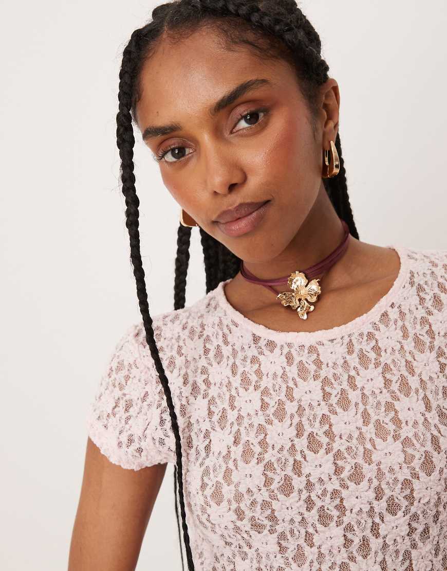 ASOS DESIGN - Eng anliegende Halskette in Goldoptik mit Blumendetail-Rot ASOS DESIGN - Eng anliegende Halskette in Goldoptik mit Blumendetail-Rot von ASOS DESIGN