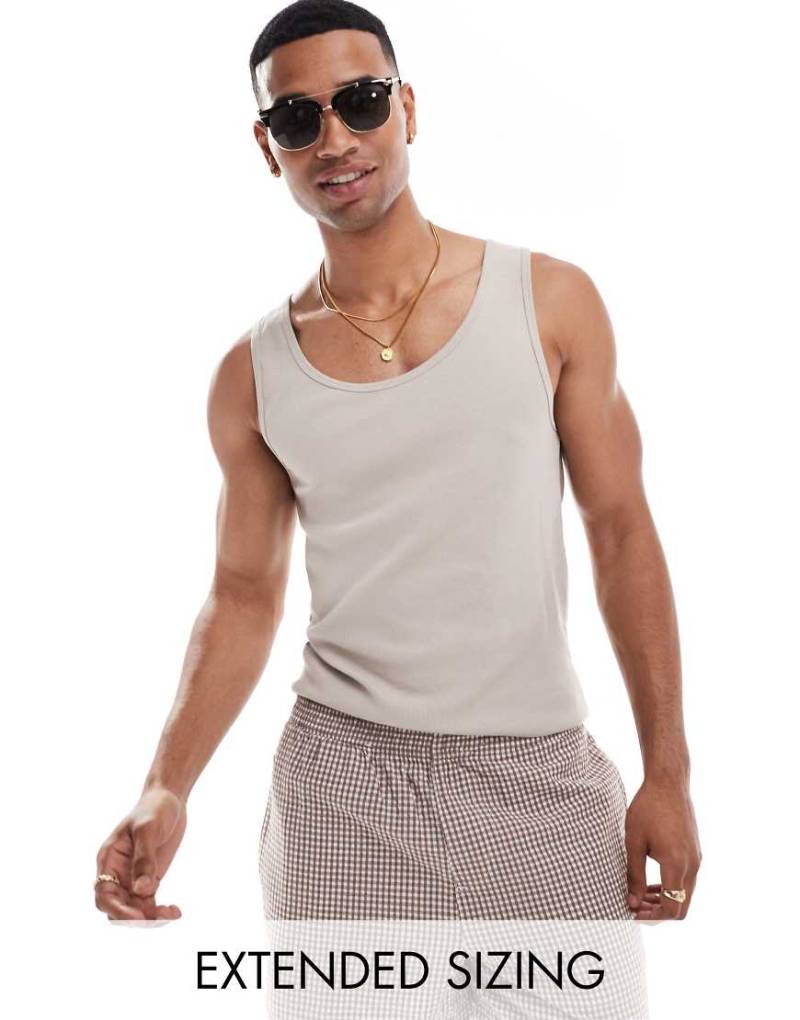 ASOS DESIGN - Geripptes Basic-Muskelshirt in Steinbeige-Neutral von ASOS DESIGN