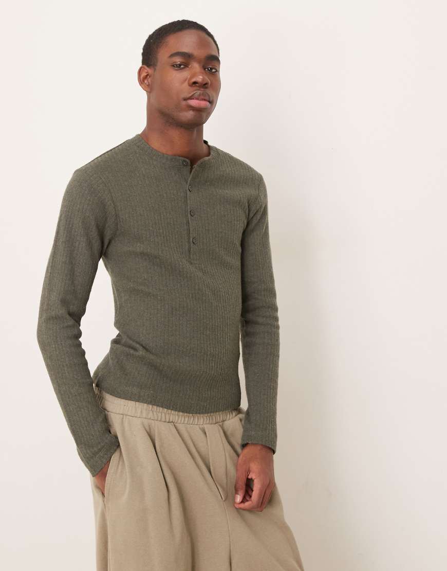 ASOS DESIGN - Eng anliegendes, kastiges Sweatshirt in Khaki aus angerautem Rippenstrick mit Henley-Ausschnitt-Braun von ASOS DESIGN