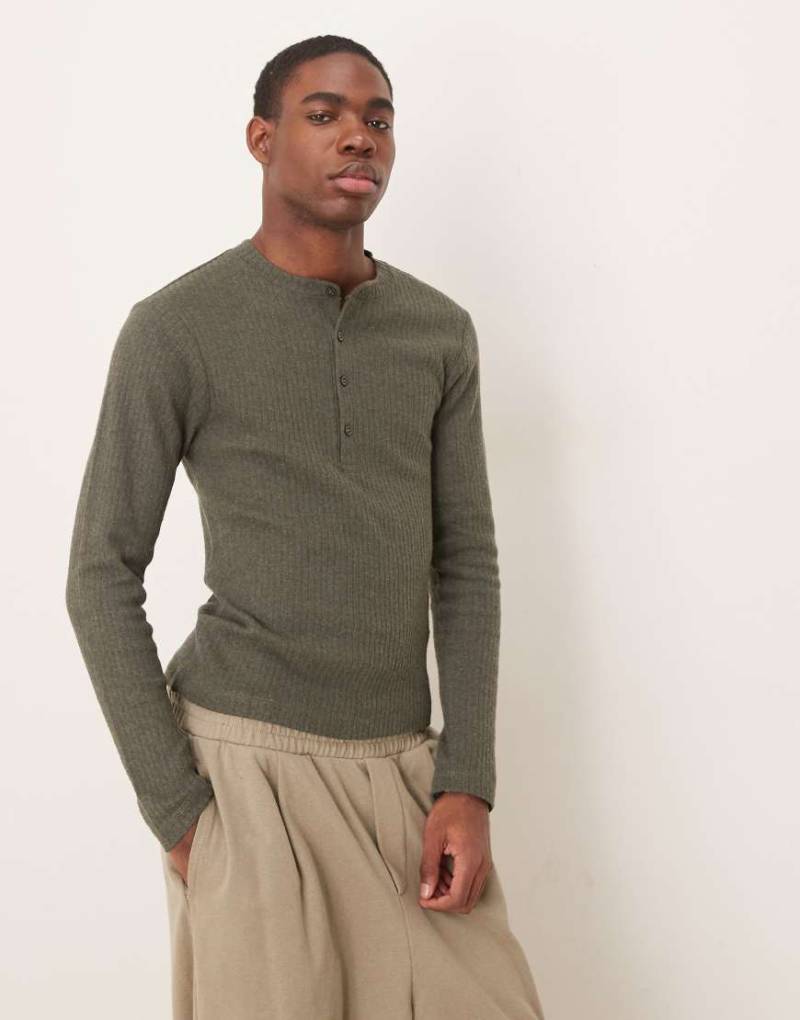 ASOS DESIGN - Eng anliegendes, kastiges Sweatshirt in Khaki aus angerautem Rippenstrick mit Henley-Ausschnitt-Braun von ASOS DESIGN