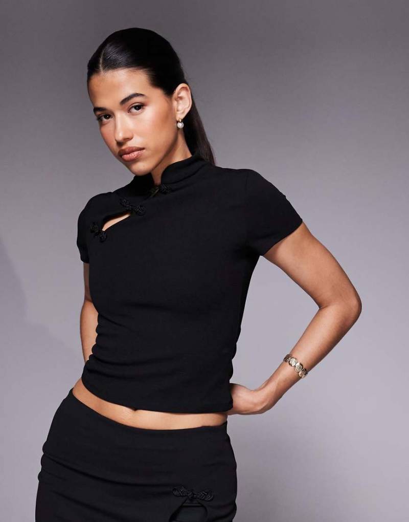 ASOS DESIGN - Eng anliegendes Cropped-Oberteil aus neoprenartigem Crepe-Material in Schwarz mit Rouleau-Schlaufen, Kombiteil von ASOS DESIGN