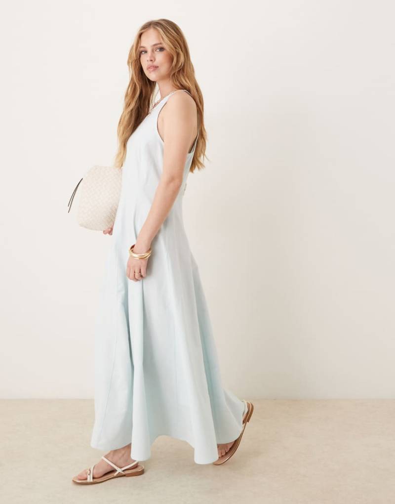 ASOS DESIGN - Eng anliegendes Midikleid in Babyblau mit Schlitzausschnitt und Nähten von ASOS DESIGN