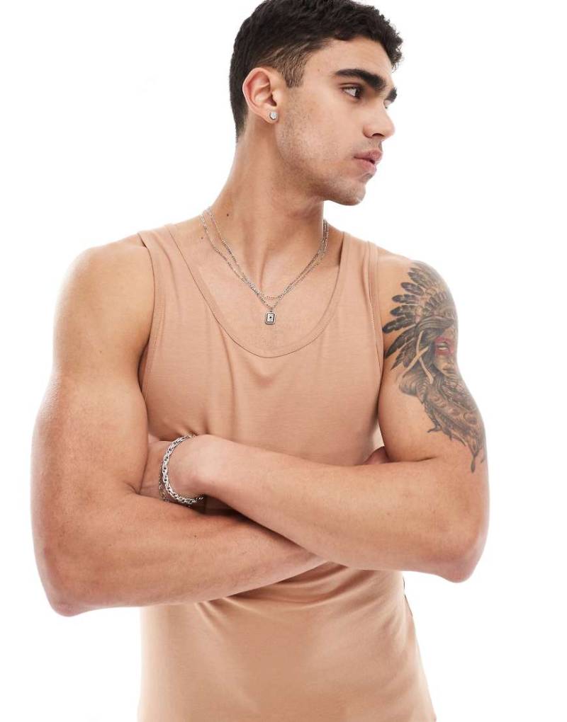 ASOS DESIGN - Basic-Muskelshirt in Hellbraun von ASOS DESIGN