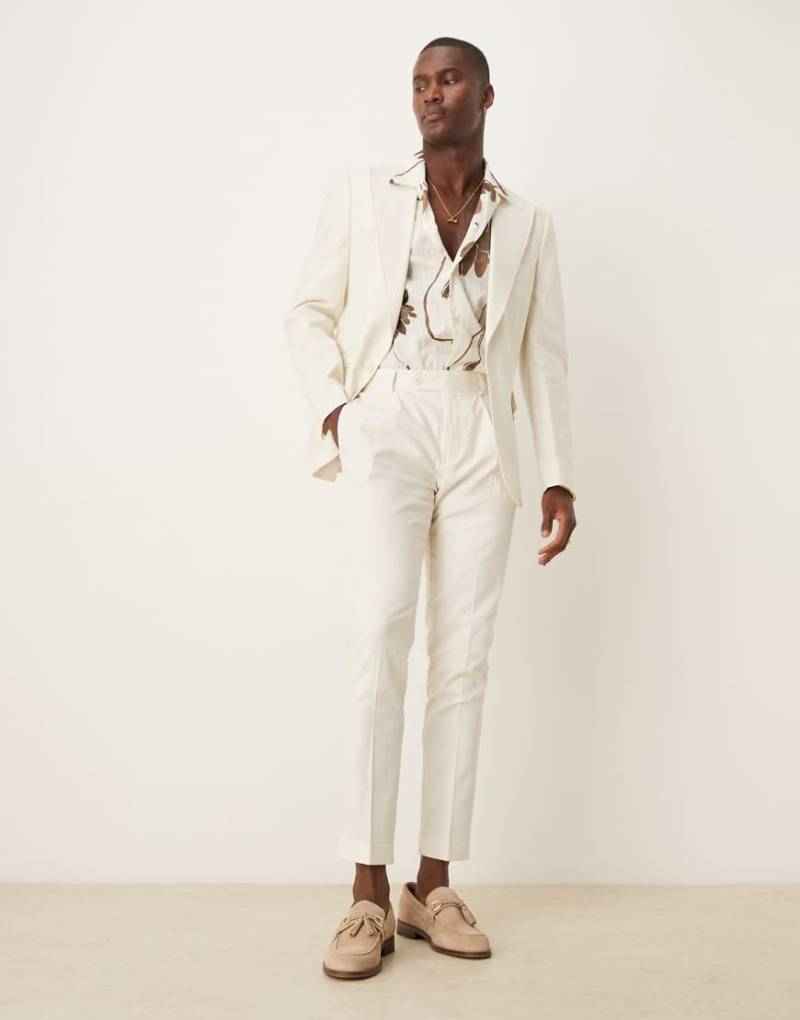 ASOS DESIGN - Eng geschnittene Anzughose im Chino-Stil aus Leinenmix in Creme-Weiß von ASOS DESIGN