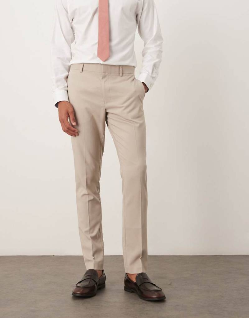 ASOS DESIGN - Eng geschnittene Anzughose in Ecru-Weiß ASOS DESIGN - Eng geschnittene Anzughose in Ecru-Weiß von ASOS DESIGN