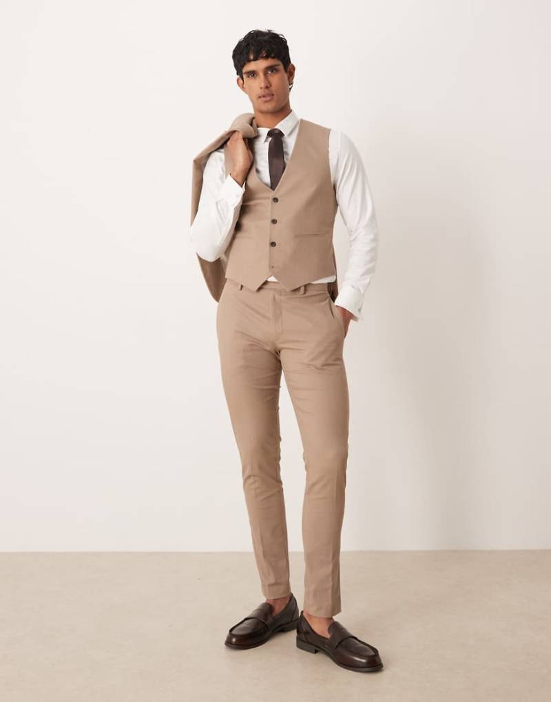 ASOS DESIGN - Eng geschnittene Anzughose in Steinbeige mit Fischgrätmuster-Neutral von ASOS DESIGN