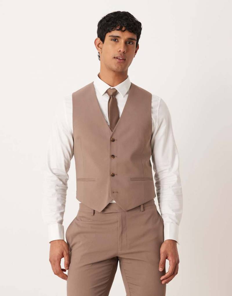 ASOS DESIGN - Eng geschnittene Anzugweste in Braun-Brown von ASOS DESIGN