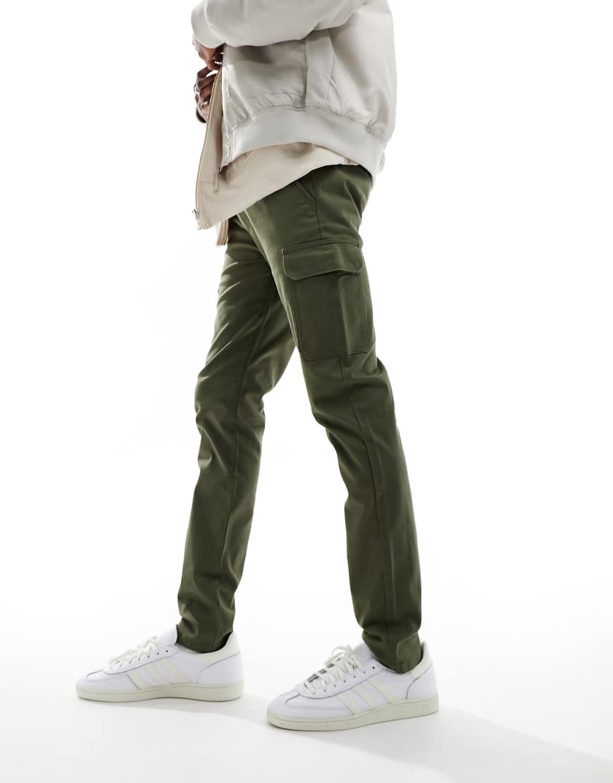 ASOS DESIGN - Eng geschnittene Cargohose in Khaki-Grün ASOS DESIGN - Eng geschnittene Cargohose in Khaki-Grün von ASOS DESIGN